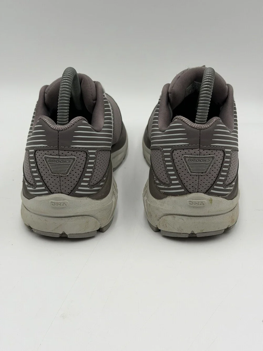 Brooks Addiction WLK Women’s Size 6D Gray Athletic Walking Sneakers Shoes